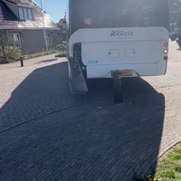 Buschauffeur rijd bus naar de galemiezen