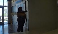 Vrouw trekt pistool in politiebureau, bezoeker belandt op knieën